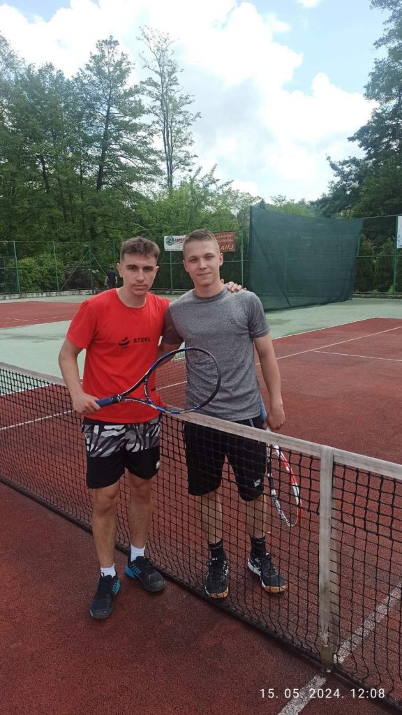 Naš učenik Jasmin Travančić osvojio prvo mjesto na Teniskom turniru za srednjoškolce Naš učenik Jasmin Travančić osvojio prvo mjesto na Teniskom turniru za srednjoškolce
