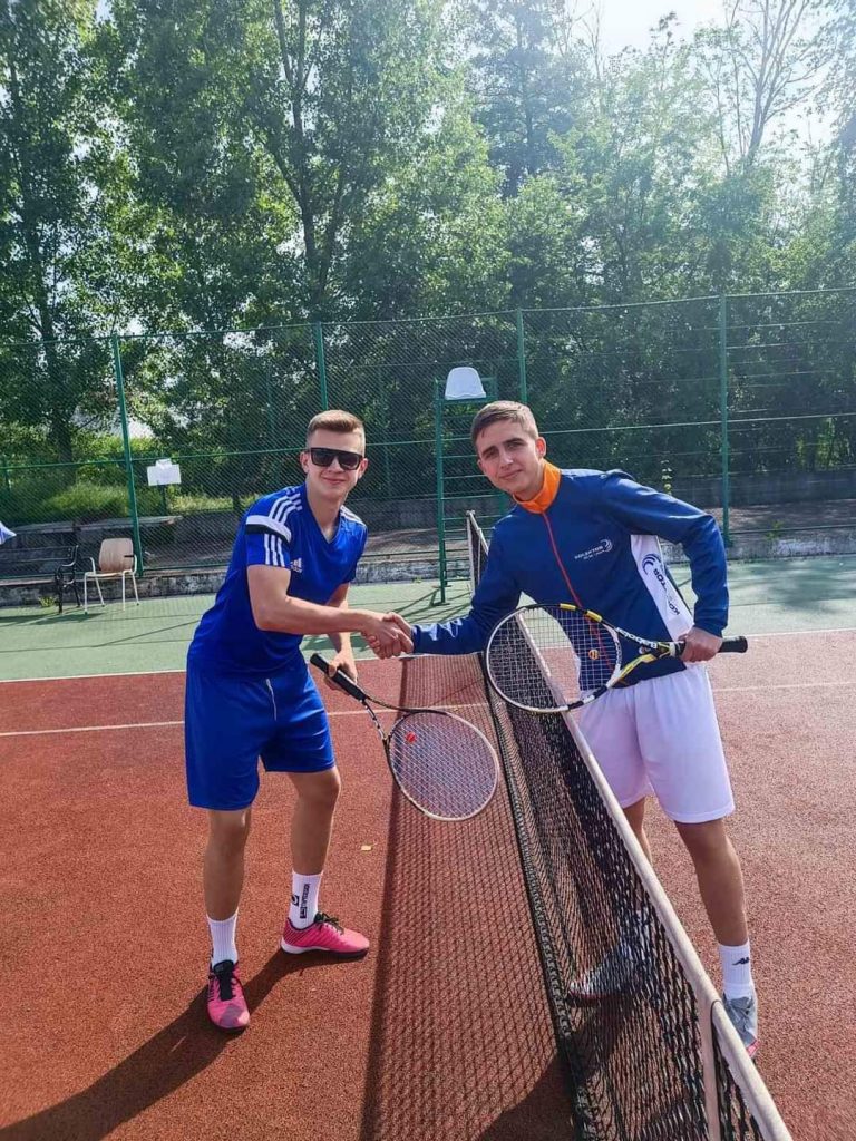 Naš učenik Jasmin Travančić osvojio prvo mjesto na Teniskom turniru za srednjoškolce Naš učenik Jasmin Travančić osvojio prvo mjesto na Teniskom turniru za srednjoškolce