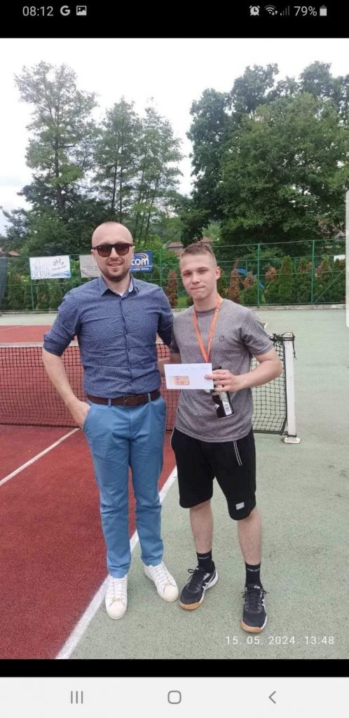 Naš učenik Jasmin Travančić osvojio prvo mjesto na Teniskom turniru za srednjoškolce Naš učenik Jasmin Travančić osvojio prvo mjesto na Teniskom turniru za srednjoškolce