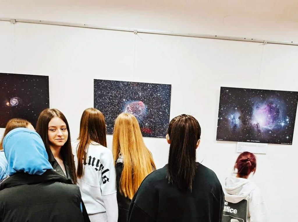 Poslovno - pravni tehničari posjetili izložbu astrofotografija Poslovno - pravni tehničari posjetili izložbu astrofotografija