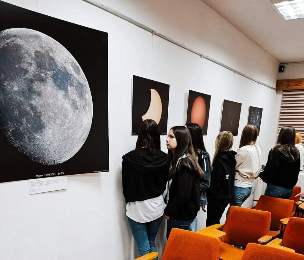 Poslovno - pravni tehničari posjetili izložbu astrofotografija Poslovno - pravni tehničari posjetili izložbu astrofotografija