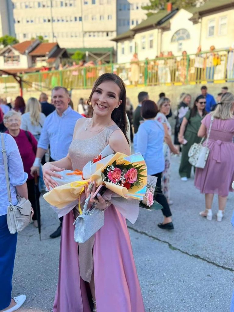 Lejla Himzić , učenica generacije Mješovite srednje škole Tešanj 👩🎓👩🎓 Lejla Himzić , učenica generacije Mješovite srednje škole Tešanj 👩🎓👩🎓