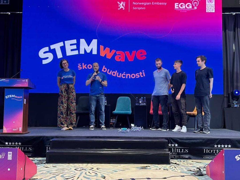 Mješovita srednja škola nagrađena za najbolji srednjoškolski projekat "Škole budućnosti" u oblasti robotike 🥇🥇 Mješovita srednja škola nagrađena za najbolji srednjoškolski projekat "Škole budućnosti" u oblasti robotike 🥇🥇