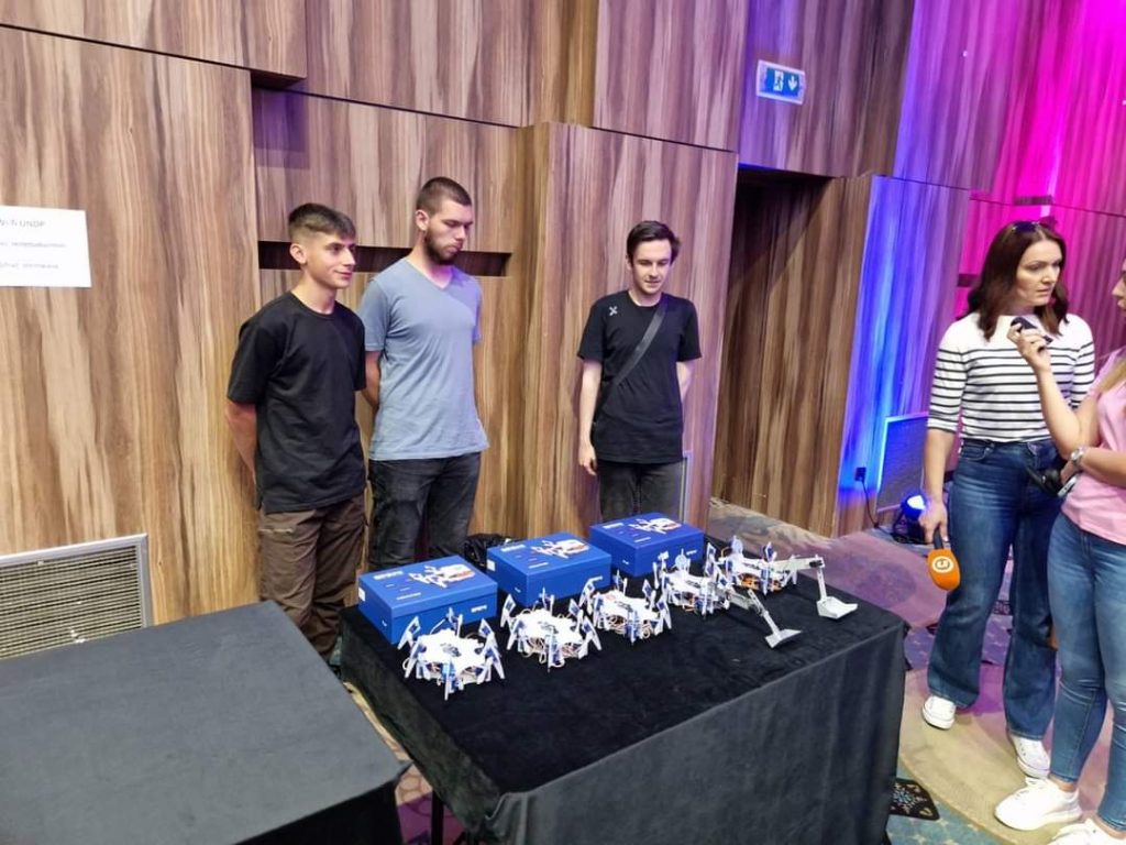 Mješovita srednja škola nagrađena za najbolji srednjoškolski projekat "Škole budućnosti" u oblasti robotike 🥇🥇 Mješovita srednja škola nagrađena za najbolji srednjoškolski projekat "Škole budućnosti" u oblasti robotike 🥇🥇