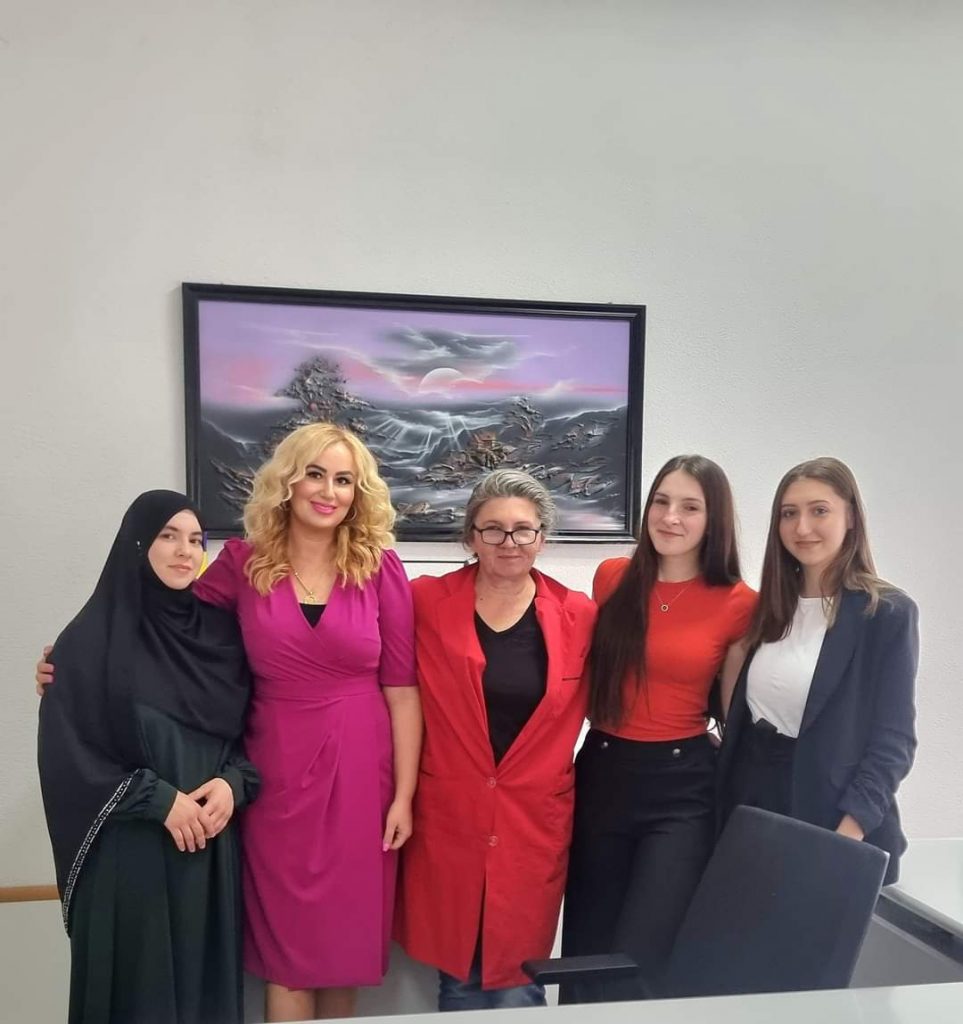 Inspirativno druženje s našom učenicom generacije i učenicama s posebnim diplomama Inspirativno druženje s našom učenicom generacije i učenicama s posebnim diplomama