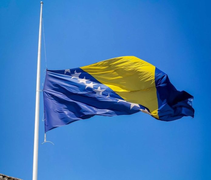 zastava-bih-na-pola-koplja.jpg