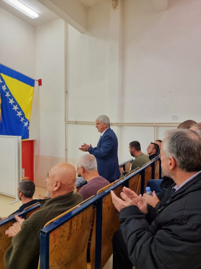 Svečani ispraćaj u penziju uvaženog kolege Seada Kurtića Svečani ispraćaj u penziju uvaženog kolege Seada Kurtića