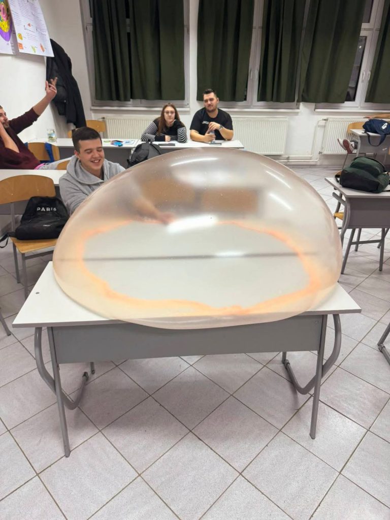 Zanimljivi i kreativni časovi hemije Zanimljivi i kreativni časovi hemije
