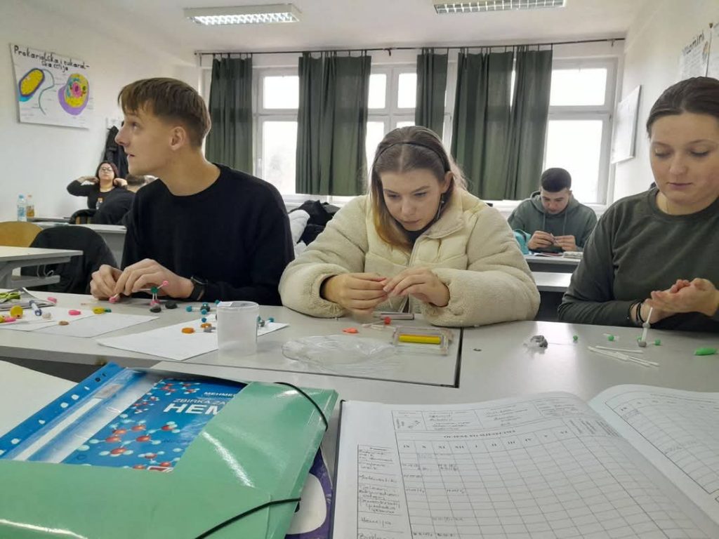 Zanimljivi i kreativni časovi hemije Zanimljivi i kreativni časovi hemije