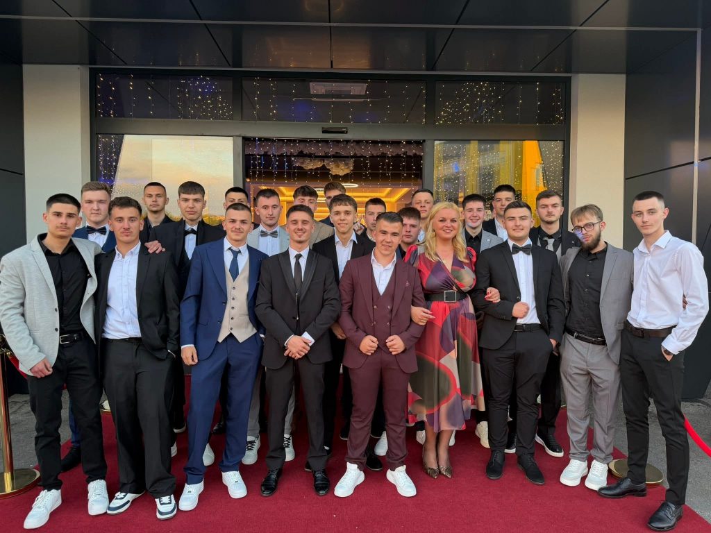 Mladost, ljepota i glamur: 250 naših maturanata proslavilo završetak važnog životnog poglavlja! Mladost, ljepota i glamur: 250 naših maturanata proslavilo završetak važnog životnog poglavlja!