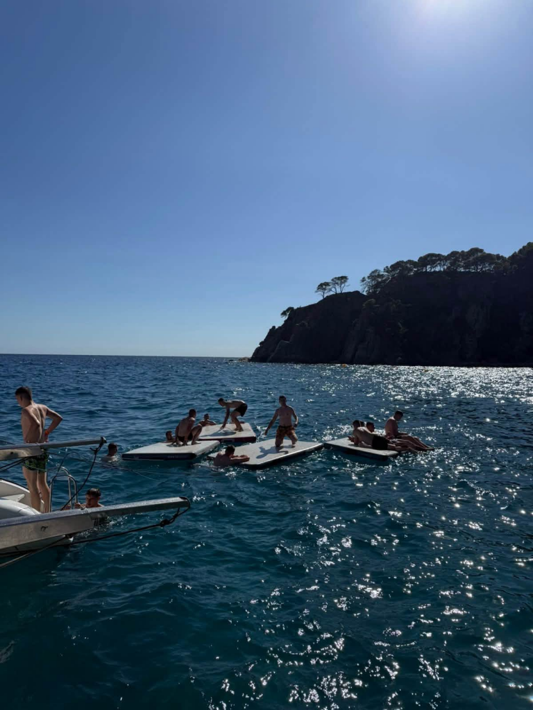 Prvi dan u Španiji: Sunce, kupanje, katamarani i vrhunski provod u klubu Tropics!!
