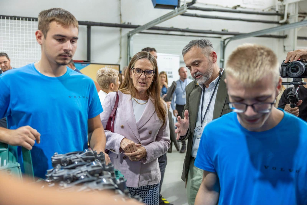 Svečano otvoren novi program i savremeni centar za praktičnu nastavu automehatronike teških vozila
